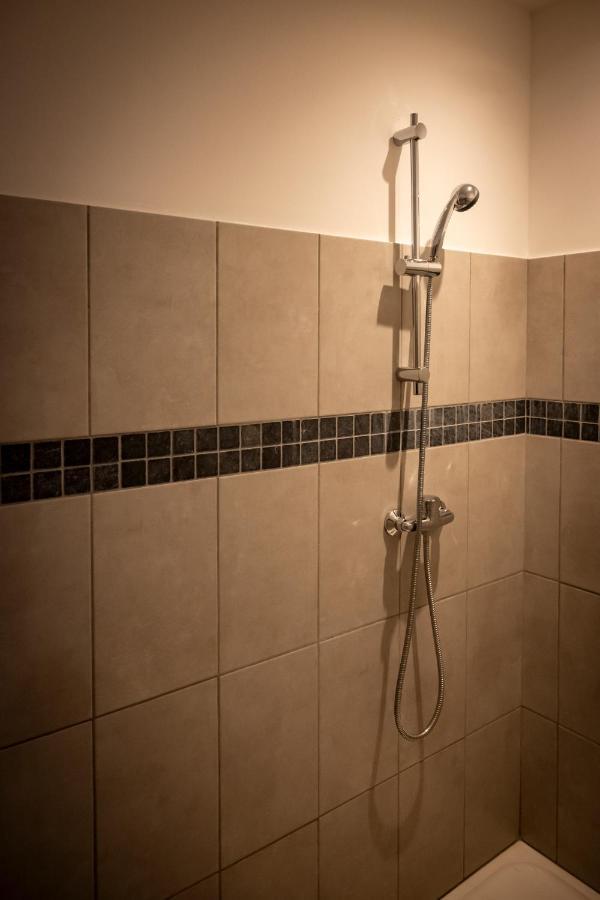Superbe Appartement Avec Patio Nîmes Zewnętrze zdjęcie
